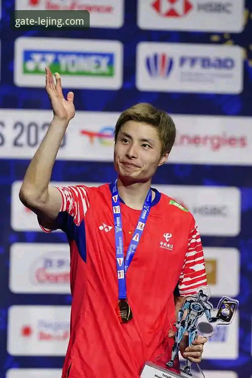 国羽男单八年等待终结，石宇奇亚锦赛登顶最新战报